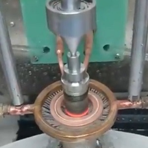 當(dāng)采用高頻感應(yīng)加熱設(shè)備對(duì)鉆桿接頭進(jìn)行熱處理時(shí)，需要注意哪些方面？